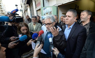 l'imam Amar Messikh (c), porte-parole des moquées de Marseille, s'adresse à des journalistes, le 15 novembre 2015 à Marseille