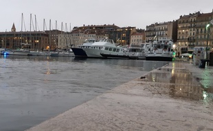 A 18h45, le Vieux Port ne débordait plus mais restait menaçant.