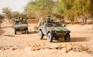 Les militaires patrouillent dans les zones désertiques du nord Mali.