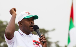 Le président du Burundi Pierre Nkurunziza s'adresse à la foule lors de la campagne présidentielle à Bujumbura le 26 juin 2015