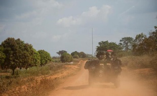 L'armée française a renforcé samedi dans l'urgence son dispositif en Centrafrique, avec l'arrivée de renforts terrestres dans l'ouest et un dispositif musclé à Bangui, chargés désormais en priorité de désarmer "milices et groupes armés".