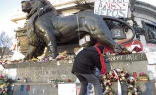 La Place de la République, un mois après les attentats.