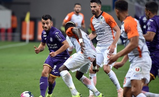 L'attaquant du TFC Corentin Jean isolé face aux défenseurs de Montpellier, le 27 octobre 2018 au Stadium de Toulouse.