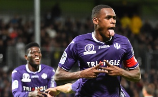 Le défenseur central et capitaine du TFC Issa Diop après son but à Angers, le 21 octobre 2017.