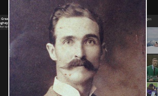Sosie de l'acteur américain.