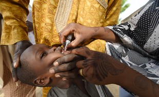 Un enfant se fait vacciner contre la polio à Hotoro-Kudu, au Nigeria, le 22 avril 2017.