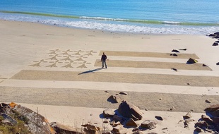 La fresque a été réalisée dimanche sur la plage de Ty Bihan à Carnac.