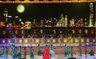Peng liyuan célèbre sur scène le 10e anniversaire de la Réunification, le 30 juin 2007