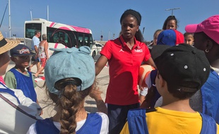 Le meneuse de l'équipe de France Olivia Epoupa face à ses petits supporters antibois.