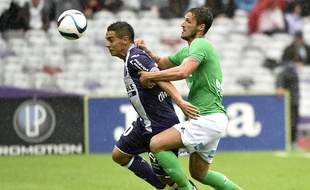L'attaquant du TFC Wissam Ben Yedder à la lutte avec le milieu stéphanois Jérémy Clément lors du match de Ligue 1 entre Toulouse et Saint-Etienne, le 9 août 2015.