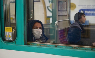 Un usager du métro parisien portant un masque. (Illustration)