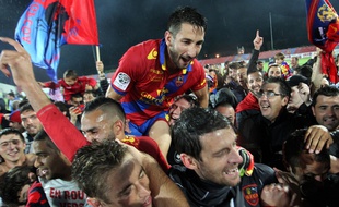Les joueurs et supporters du Gazélec Ajaccio célèbrent leur montée en Ligue 1, le 15 mai 2015.