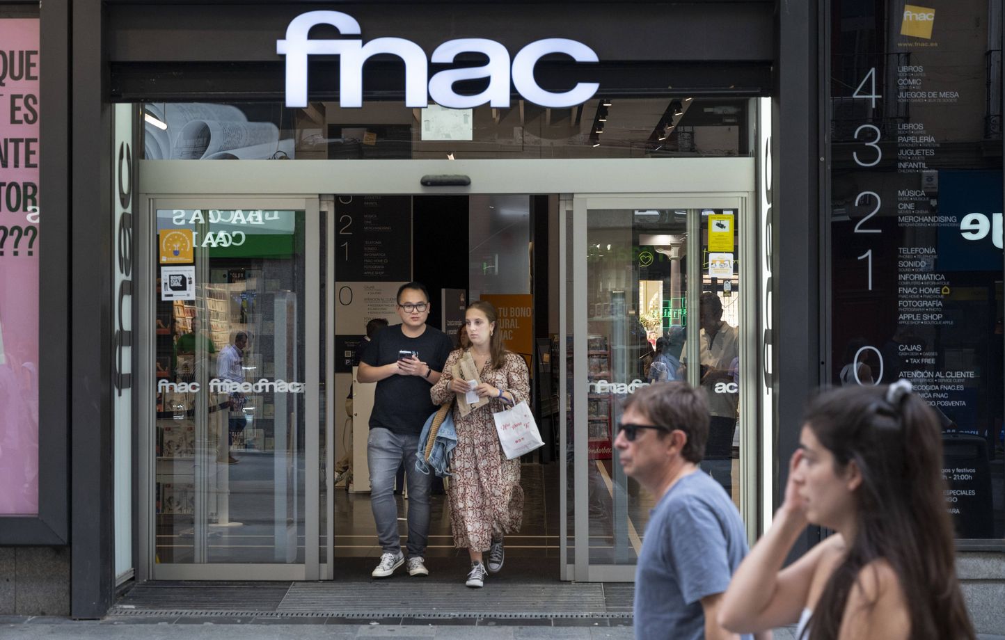 Paris Fermeture prochaine de la Fnac des Champs Elysees de plus en plus orientes vers le luxe