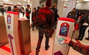 Lille, le 11 avril 2014. Des agents Transpole contrlent les titres de transports des passagers dans la station de métro Lille-Flandres.