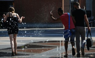 Des passants se rafraîchissent sous une fontaine de Toulouse. Archives.