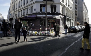 Le dimanche 22 novembre 2015, devant le restaurant Casa Nostra où cinq personnes ont été tuées dans une attaque terroriste, le 13 novembre 2015.