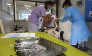 Pendant une vaccination dans un Ehpad. (illustration)