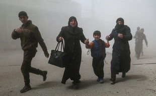 Des Syriens s'enfuient après des bombardements mardi 4 avril 2017, alors que l'opposition syrienne accuse le régime de Bachar Al-Assad d'avoir envoyé des armes chimiques sur les civils.