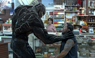 Venom
Possédé par un symbiote qui agit de manière autonome, le journaliste Eddie Brock devient le protecteur létal Venom.