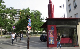 La «Grosse Bouteille» est le célèbre totem d'un bar du XIe. Celui-ci va laisser sa place à un parc mais l'emblème publicitaire va être préservée.