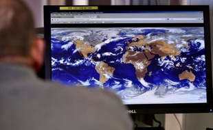 Un technicien travaille au centre de météorologie spatiale" à Lannion, dans les Côtes-d'Armor, le 30 septembre 2015