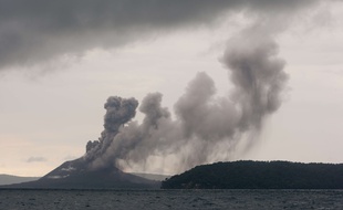 L’éruption du volcan Anak Krakatoa a provoqué un tsunami meurtrier, ravageant des côtes indonésiennes situées à cinquante kilomètres du cratère.