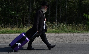 Une pèlerin bloqué à la frontière ukraino-biélorusse, avc sa valise, le 17 septembre 2020.