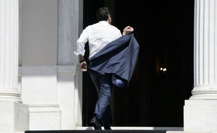 Le Premier ministre grec Alexis Tsipras arrive à son bureau à Athènes, de retour de Bruxelles, le 13 juillet 2015