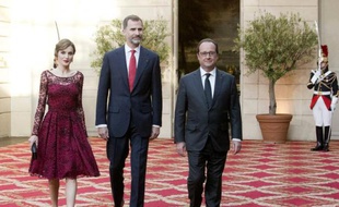 La reine Letizia, le roi Felipe VI d'Espagne et le président François Hollande à l'Elysée, le 2 juin 2015 à Paris