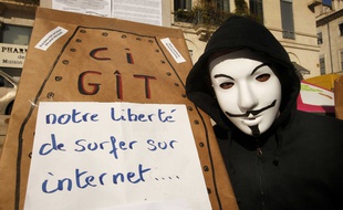 A Nimes, le 28 janvier 2012, un Anonymous dans le cortège d'une manifestation contre la censure sur Internet.