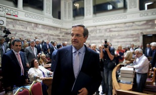 Le Premier ministre grec Antonis Samaras a fustigé mardi ceux qui "sapent" les efforts des Grecs pour "rester debout" et se maintenir dans la zone euro, et a estimé que la relance n'était pas attendue avant 2014.