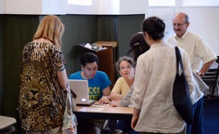 Distribution d'aide alimentaire par une association le 1er août 2013 à Paris
