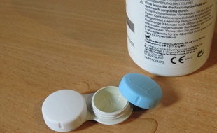 Illustration de produit de nettoyage de lentilles de contact.