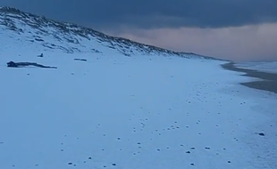 La plage de Lacanau recouverte de neige.