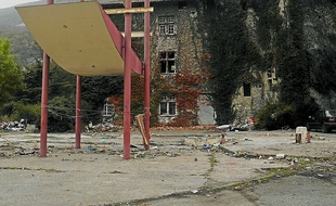 Le lieu porte les stigmates du feu.