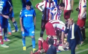 Juan Rodriguez, joueur de Getafe, marche sur la jambe de Mario mandzukic (Atlético Madrid) alors au sol, le 26 octobre 2014.