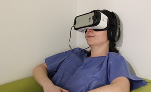 Au centre anti-cancéreux Léon Bérard de Lyon, les patients utilisent un programme d'auto-hypnose avant de se faire opérer, pour réduire leur anxiété.