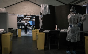 Un centre de test au coronavirus au Palais des sports de Lyon, lundi 12 octobre.