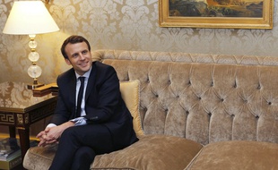 Emmanuel Macron lors de sa rencontre avec l'ex-secrétaire d'Etat américain John Kerry le 3 mars 2017.