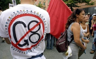 Quatre manifestants altermondialistes, poursuivis pour avoir "dévasté" des biens à Gênes, lors du G8 des 20 et 21 juillet 2001 marqué par de violentes manifestations, ont été conduits en prison samedi, après la confirmation de leur condamnation par la Cour de Cassation.