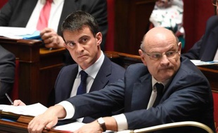 Le Premier ministre Manuel Valls et le ministre chargé des Relations avec le Parlement Jean-Marie Le Guen le 28 avril 2014 à l'Assemblée nationale à Paris