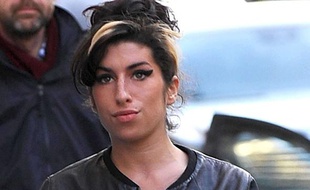La chanteuse Amy Winehouse, lors d'une séance shopping à Londres, le 25 novembre 2009.
