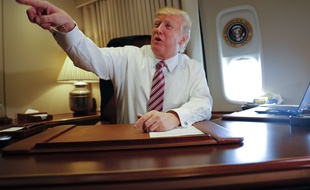 Le président américain Donald Trump à bord d'Air Force One, le 26 janvier 2017.