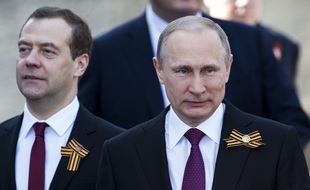 Vladimir Poutine et Dmitri Medvedev, le 9 ma 2016 à Moscou.