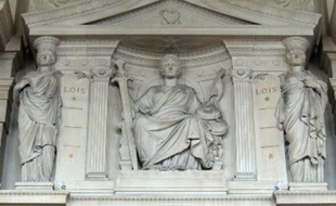 Cariatides de l'un des frontons de la Cour d'Assises de Paris.