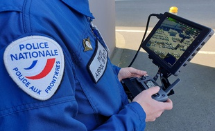Un pilote de drone de la police nationale à Lille.