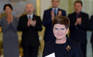 Beata Szydlo, candidate du parti conservateur Droit et Justice (PiS), majoritaire au Parlement, a été désignée le 13 novembre 2015 à Varsovie