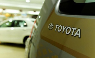 Un véhicule Toyota exposé dans un showroom le 13 mai 2015 à New Delhi