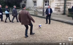 François Ruffin et Michel Zumkeller joue à la baballe à l'Assemblée Nationale.