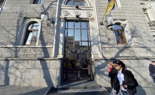 Des femmes marchent devant le siège de Naftogaz à Kiev le 21 mars 2014